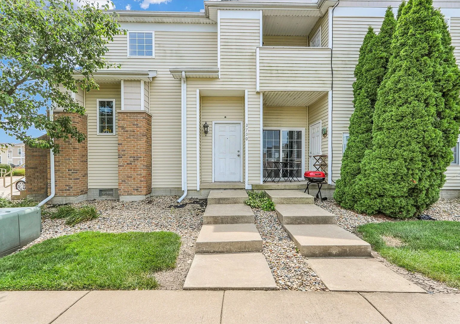 3 bed, 1200 sqft, $1,650 — Photo 2