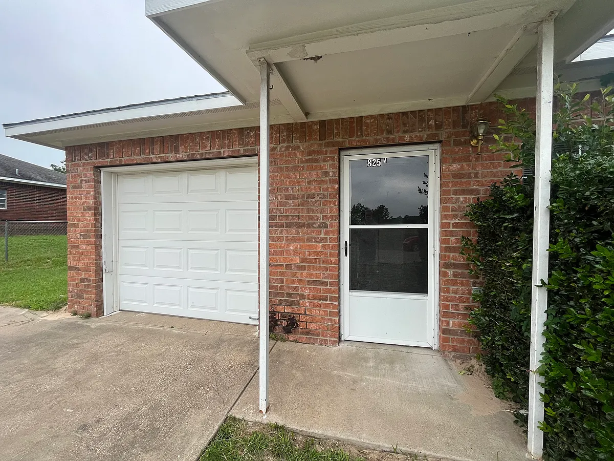 Building Photo - 828 Hickory Dr #A
