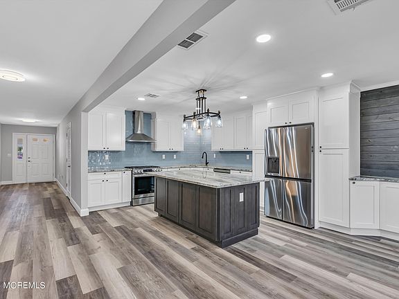 3rd image of 82 Woodshill Drive N