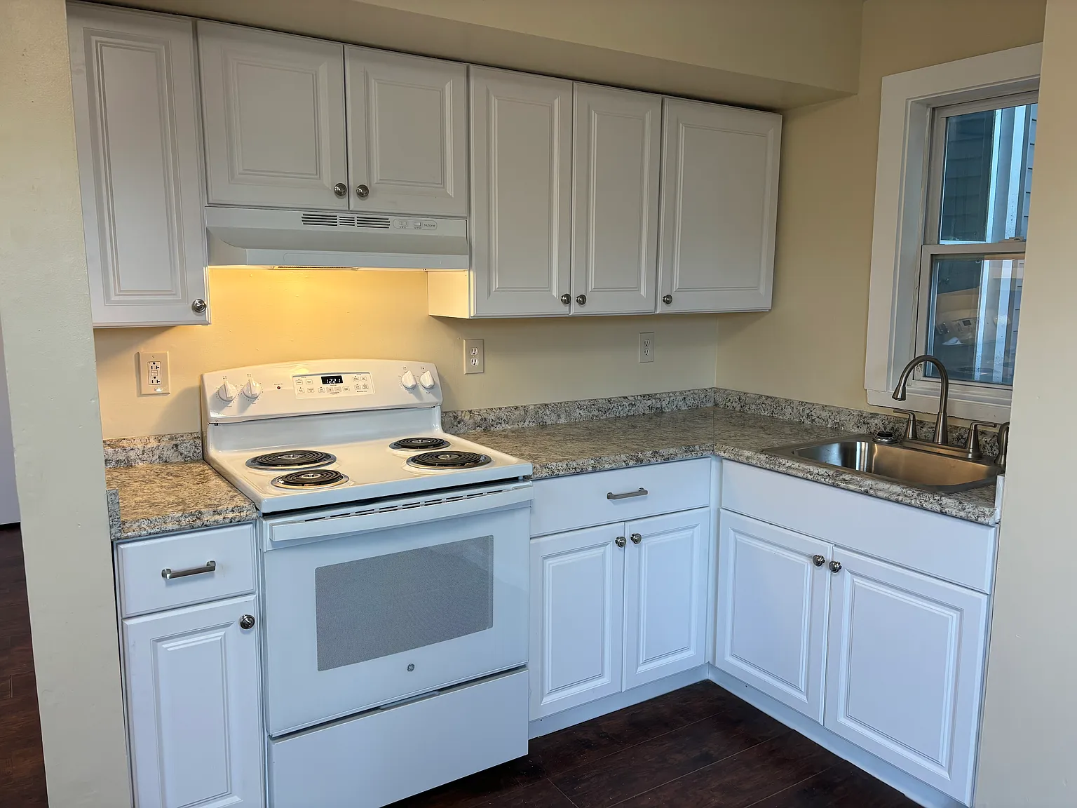 2 bed, 700 sqft, $1,200 — Photo 2