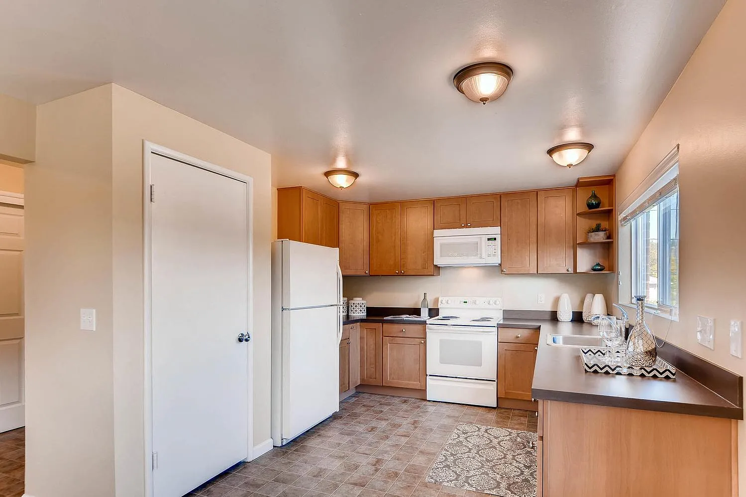 3 bed, 1200 sqft, $2,190 — Photo 3