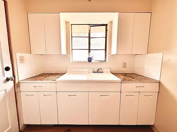 5th image of 2530 Pleasant St APT 4