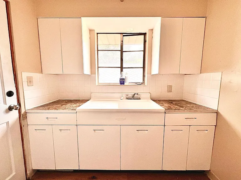 2530 Pleasant St — Photo 5