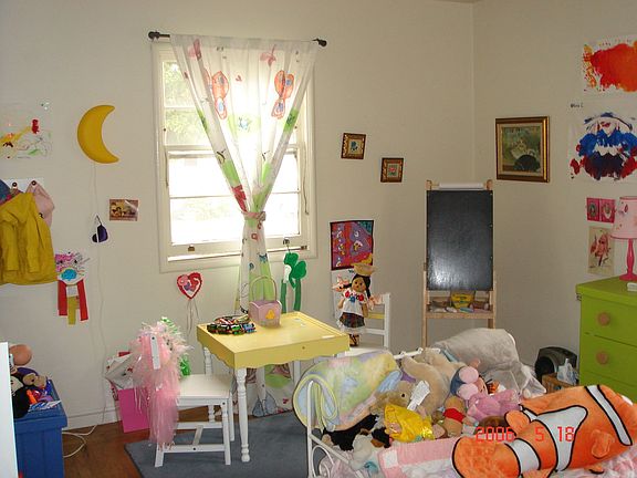 4th image of 926 Richmond St
