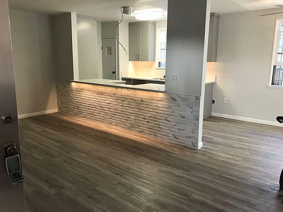 4th image of 4427 Woodman Ave APT 5