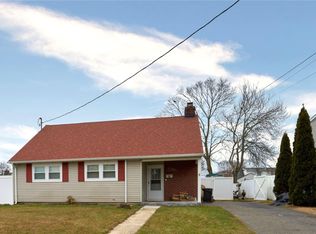 8 McKinley St, Copiague, NY 11726