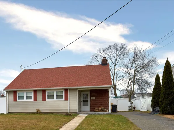 8 Mckinley Street, Copiague, NY 11726
