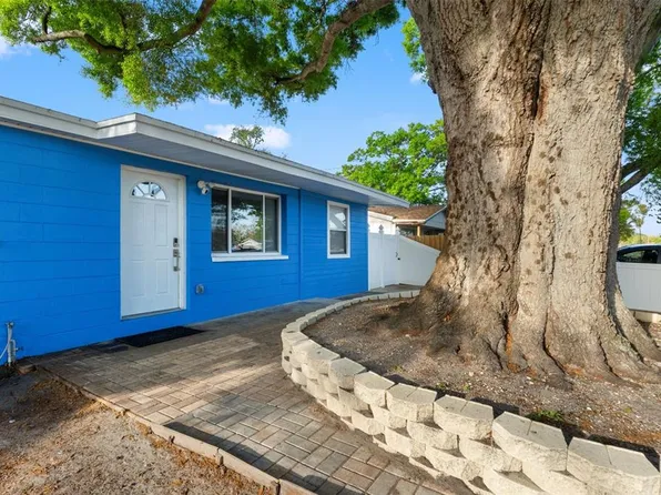 8996 Southern Comfort Dr, Largo, FL 33773