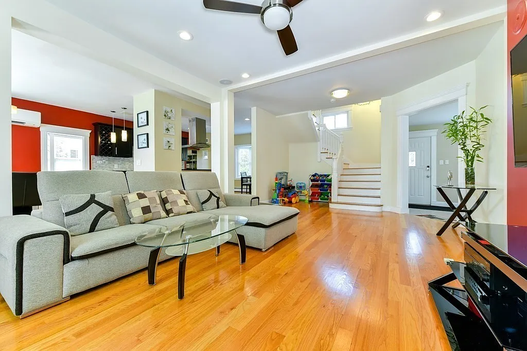 4 bed, 2700 sqft, $4,690 — Photo 4