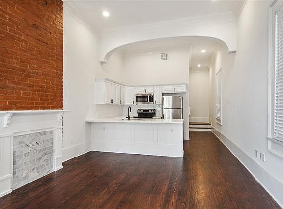 2nd image of 2004 Baronne St #2