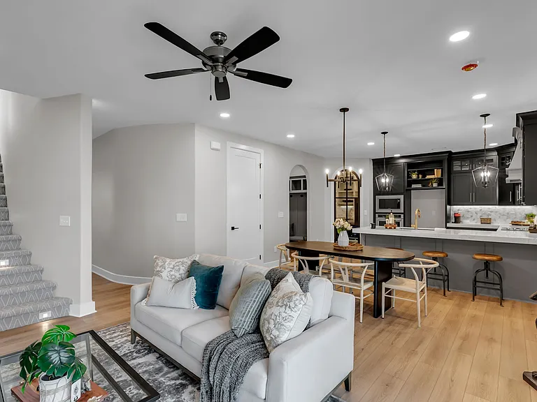 2142 E Beaumont St — Photo 8