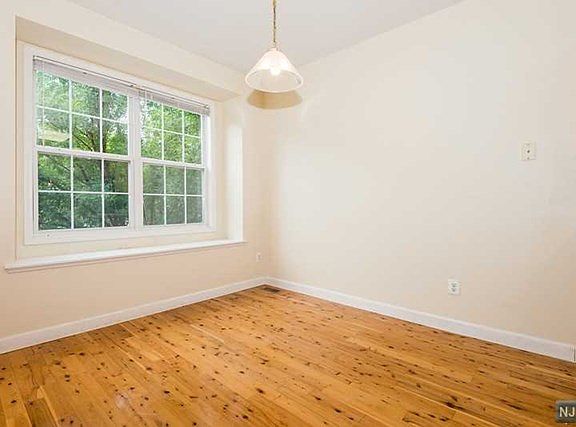 5th image of 209 Stratford Dr