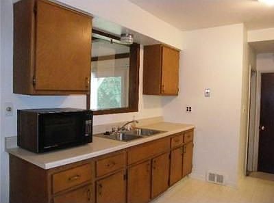 4th image of 1561 Stratford Ct