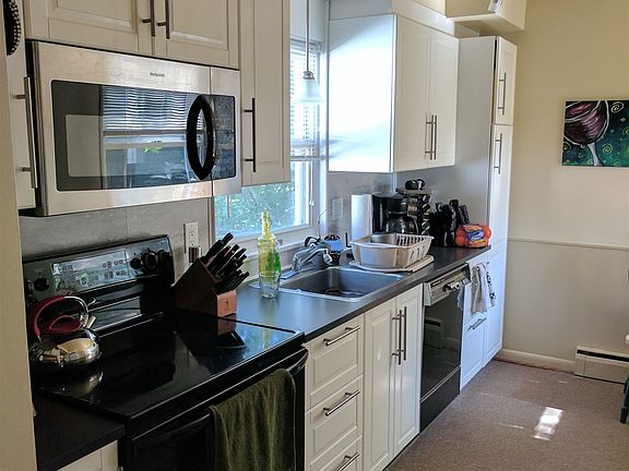 Newer Cabinets / pantry cabinet w pull-outs Dishwasher, Micr