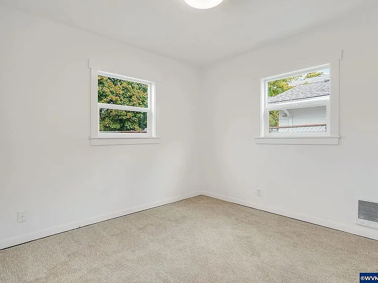 242 Jackson St E — Photo 25