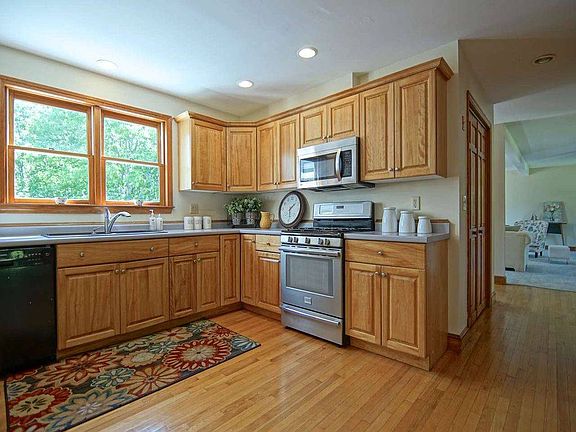 KITCHEN W/PANTRY CLOSET