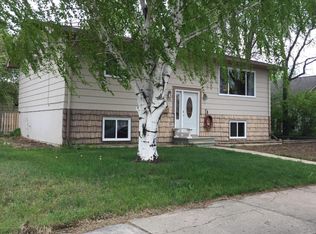 615 6th Ave W, Williston, ND 58801