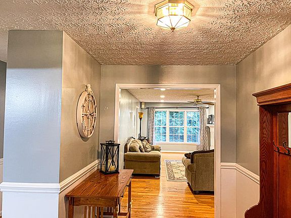 3rd image of 1005 Oakwood Ct