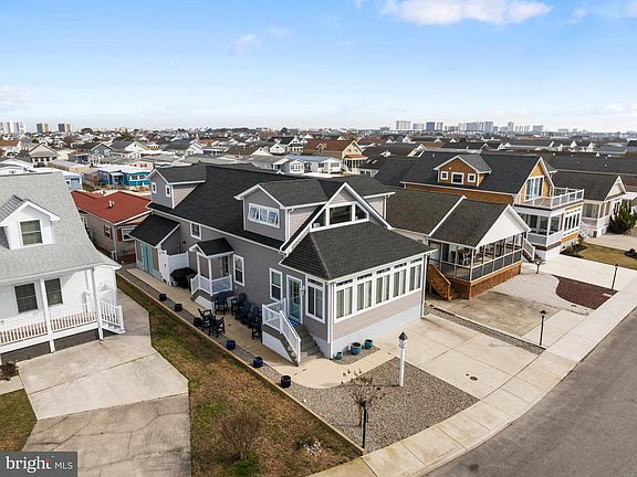 3rd image of 518 Harbour Dr