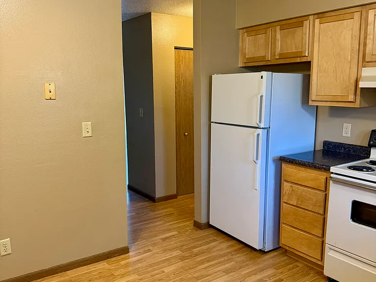 618 N Dodge St #4 — Photo 3