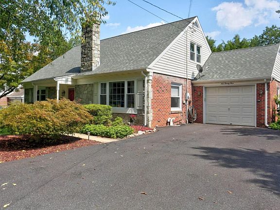 2nd image of 424 Manor Ave