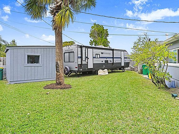 3rd image of 474 Poinciana Ct