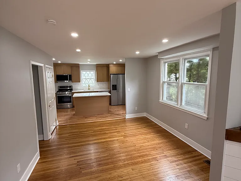 230 N Diamond St — Photo 2