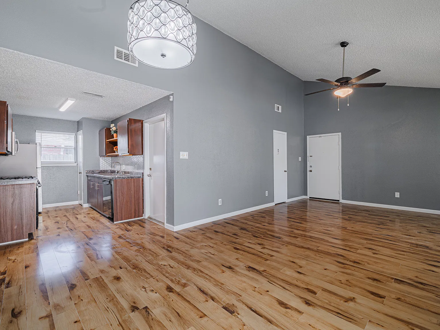 3 bed, 1184 sqft, $1,925 — Photo 3