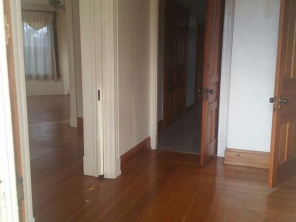 3rd image of 1011 Sunset Ave