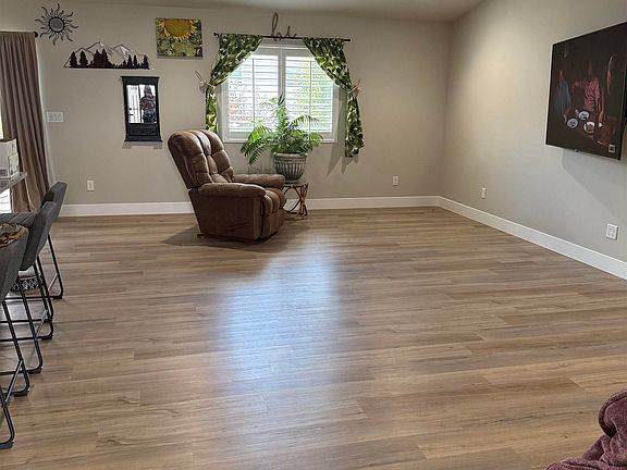 3rd image of 357 Oriole Ave