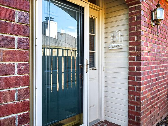 4th image of 306 Hampton Ct