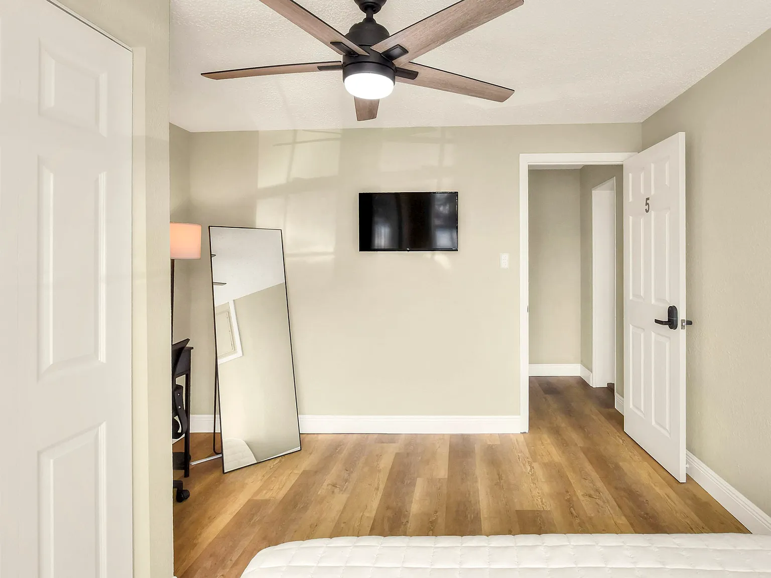 4 bed, 2.0 bath, 1144 sqft, $1,001 — Photo 1