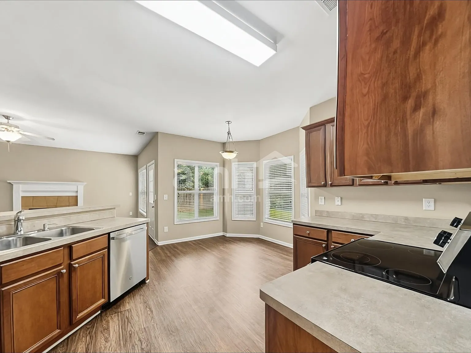4 bed, 2.5 bath, 2372 sqft, $2,510 — Photo 3