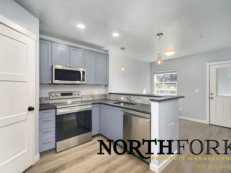 1110 S Manor Dr — Photo 3