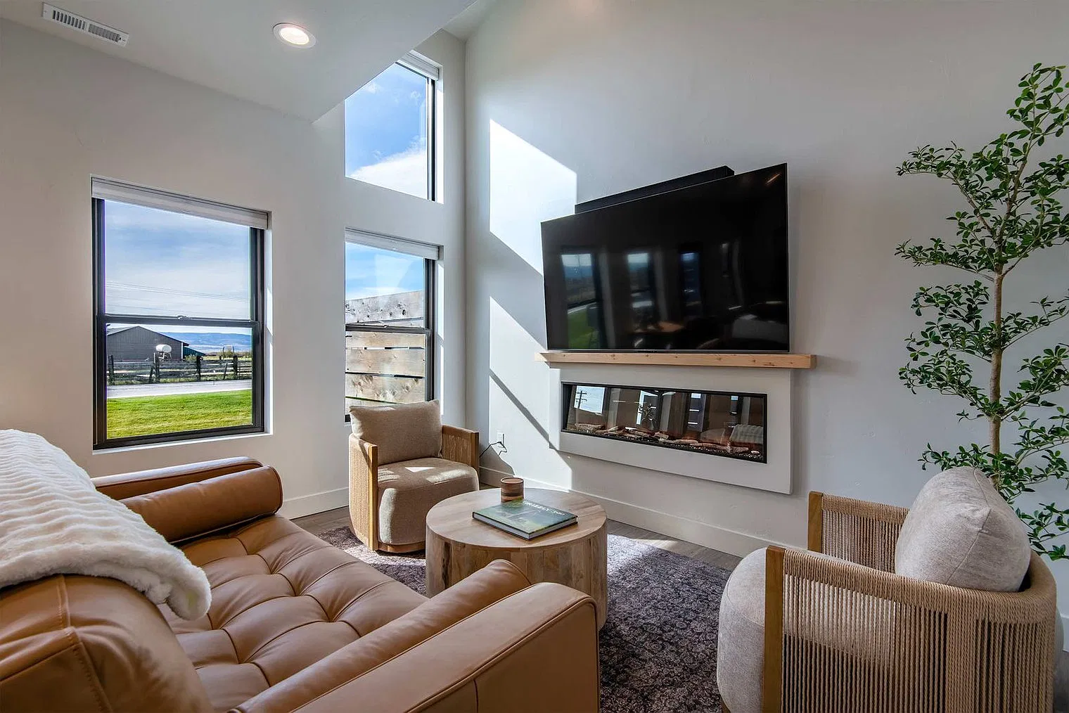 3 bed, 2.0 bath, 1689 sqft, $5,463 — Photo 1