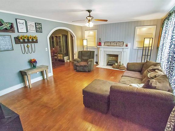 2nd image of 209 Marian Dr