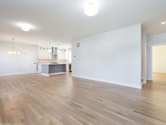 5th image of 9371 Oak Park Ave