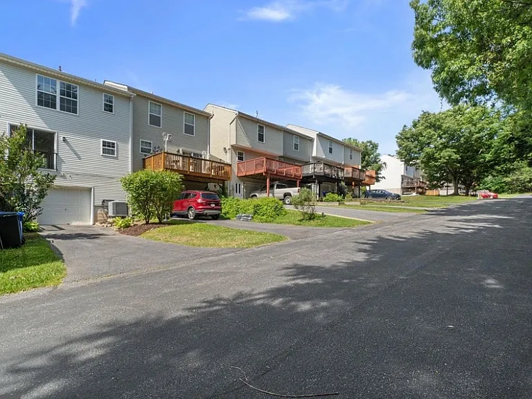 129 N Towne Ct — Photo 12