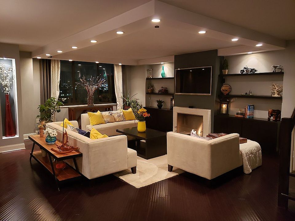 Elegant LIV RM w Fireplace