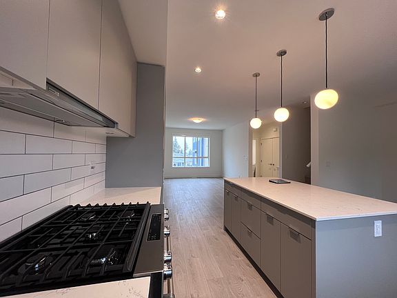 5th image of 16561 17a Ave #114