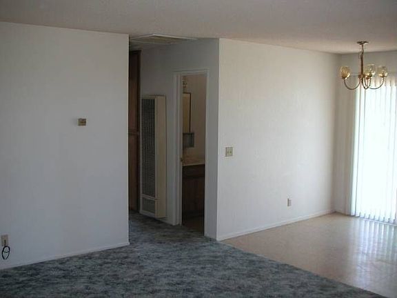 From living to din / hall