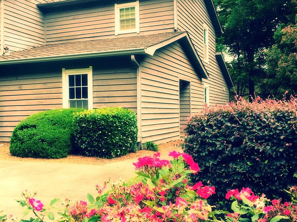 end unit nicely landscaped