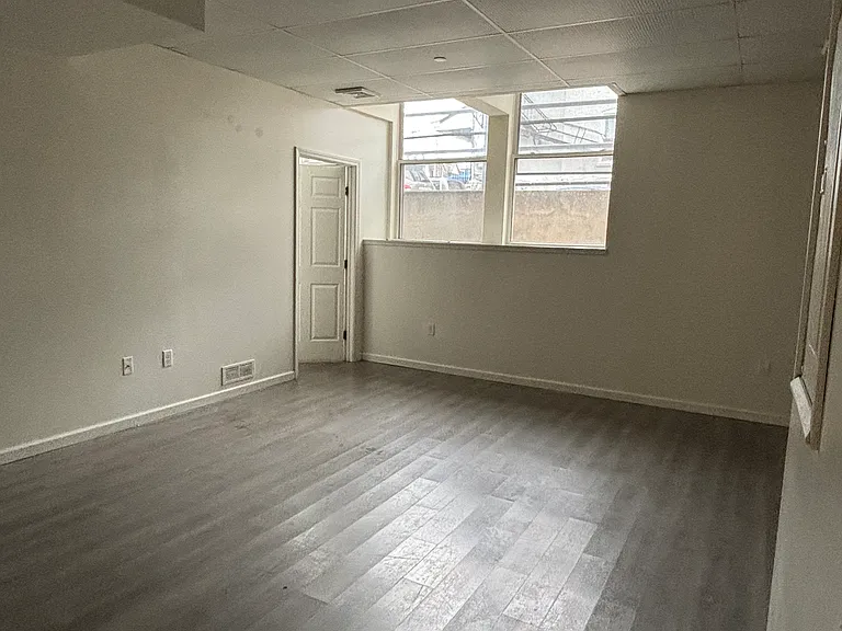 Grammery Court Apartments — Photo 10