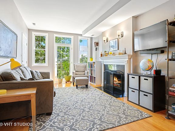 3rd image of 1960 W Diversey Pkwy #2
