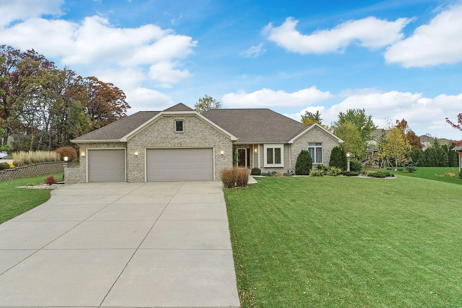 190 Windsor Cir photo 1