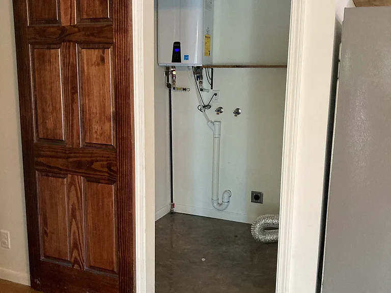 2201 SE Swygart St — Photo 3