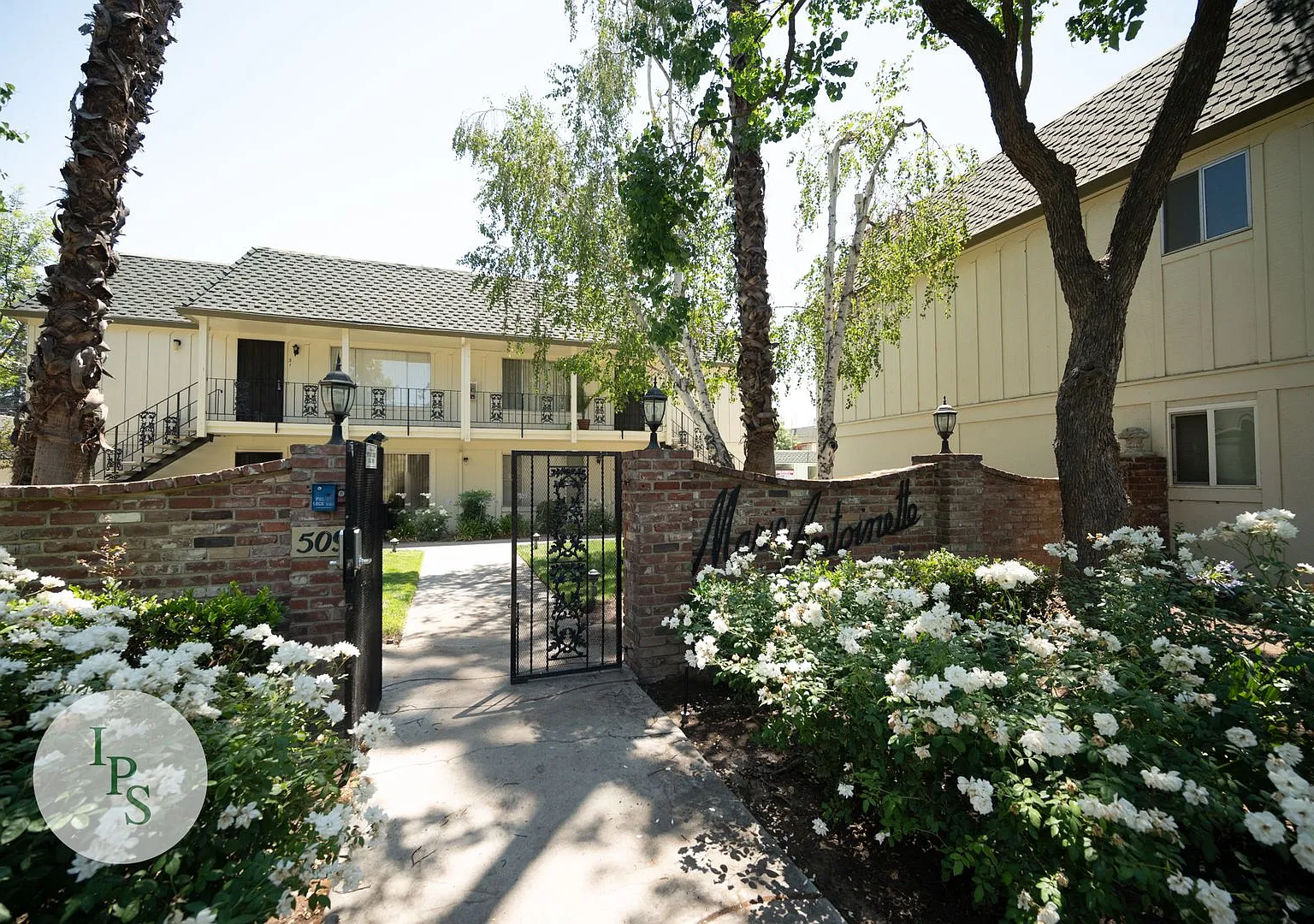 Move in by September 1st and get the rest of August FREE! - Fig Garden TownHome, 2BR/1BA Great lo... — Photo 1
