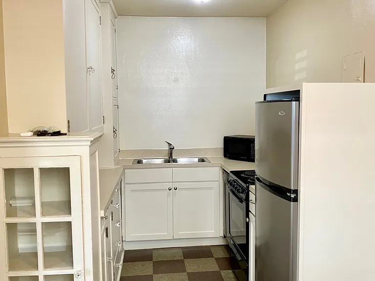 Stanford Apartments — Photo 19