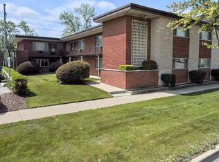 9115 W Cermak Rd, Riverside, IL 60546