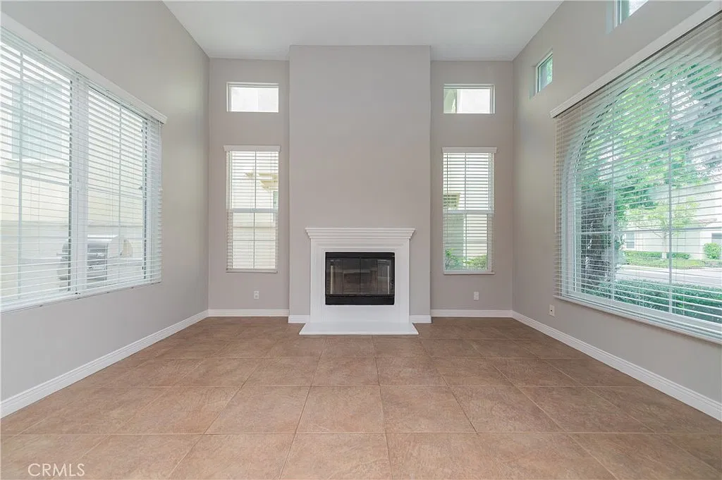 3 bed, 2.5 bath, 2014 sqft, $4,850 — Photo 3